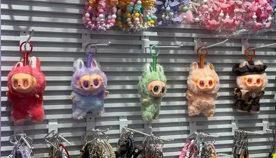 Labubu的假货产业链：秘(🧤)密全球发货，工厂谁也不能来看